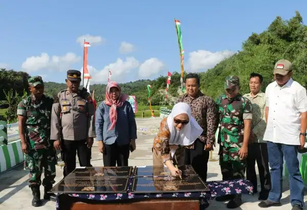 Bojongegoro, Bupati Anna Resmikan 4 Jembatan Temayang Penunjang Desa