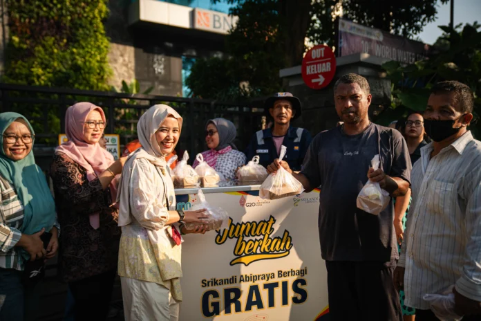 Srikandi Abipraya Berbagi kepada Warga Sekitar di Jumat Berkah
