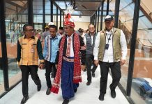 Mentan Amran Salurkan 5.386 Ton Beras untuk Korban Gempa NTT, Pemerintah Pastikan Pangan Aman