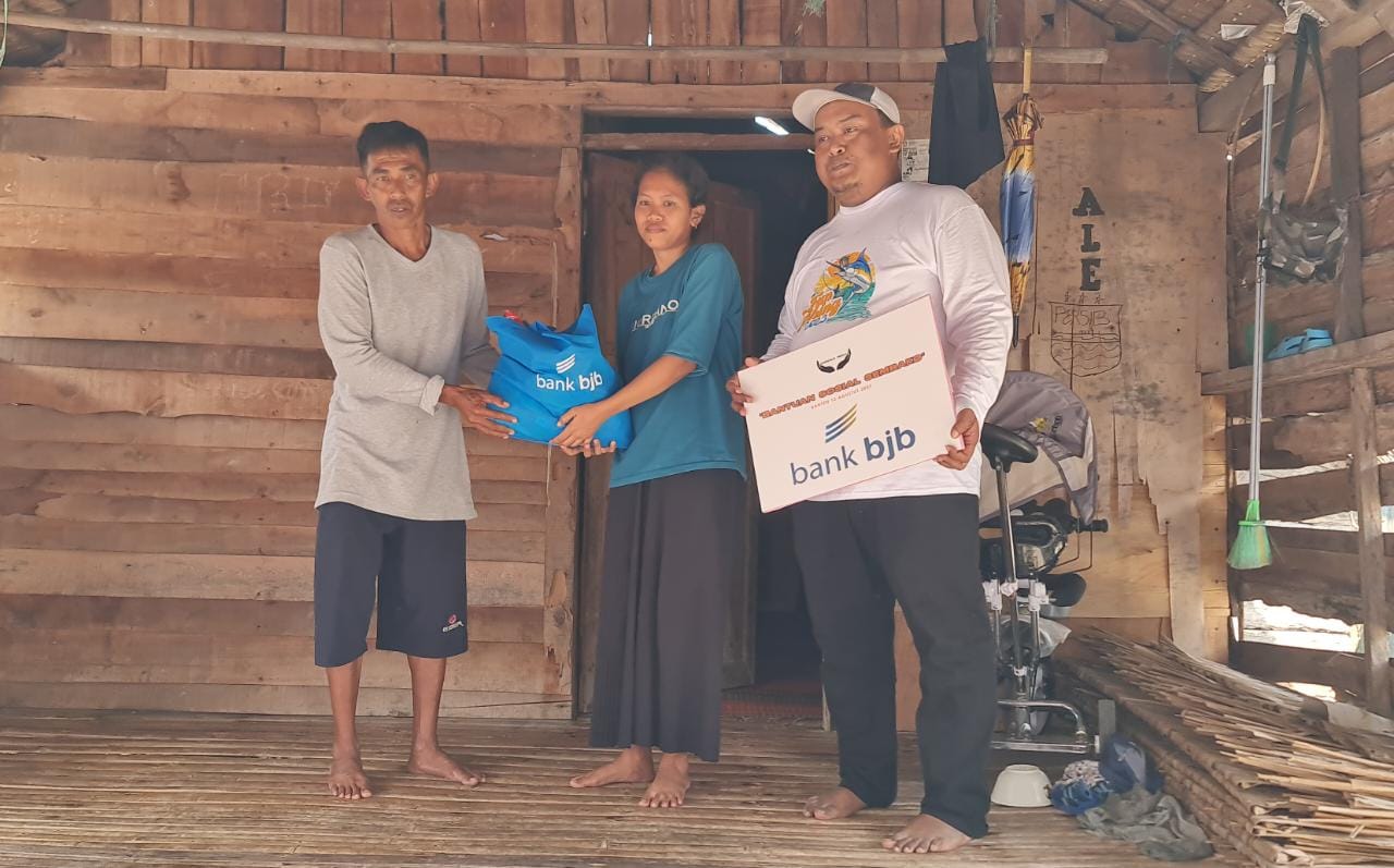 bank bjb Bagikan 100 Paket Sembako Kepada Nelayan Pulau Panjang Banten