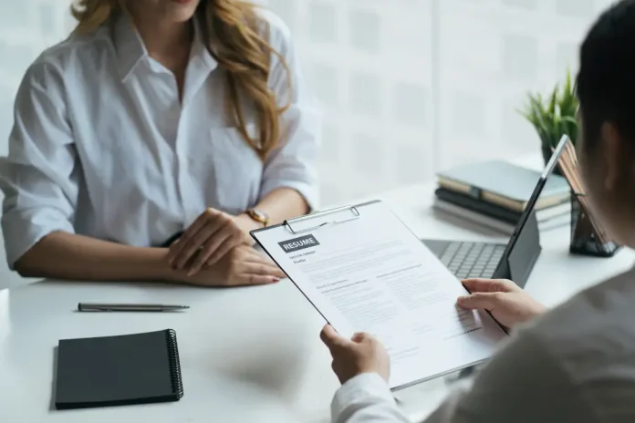 Begini Cara Menjawab “Pilih Keluarga atau Pekerjaan?” Saat Wawancara Kerja