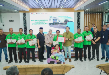 KAI Services Apresiasi 53 Porter di Stasiun Bandung, Pak Sunarto Terima Bantuan